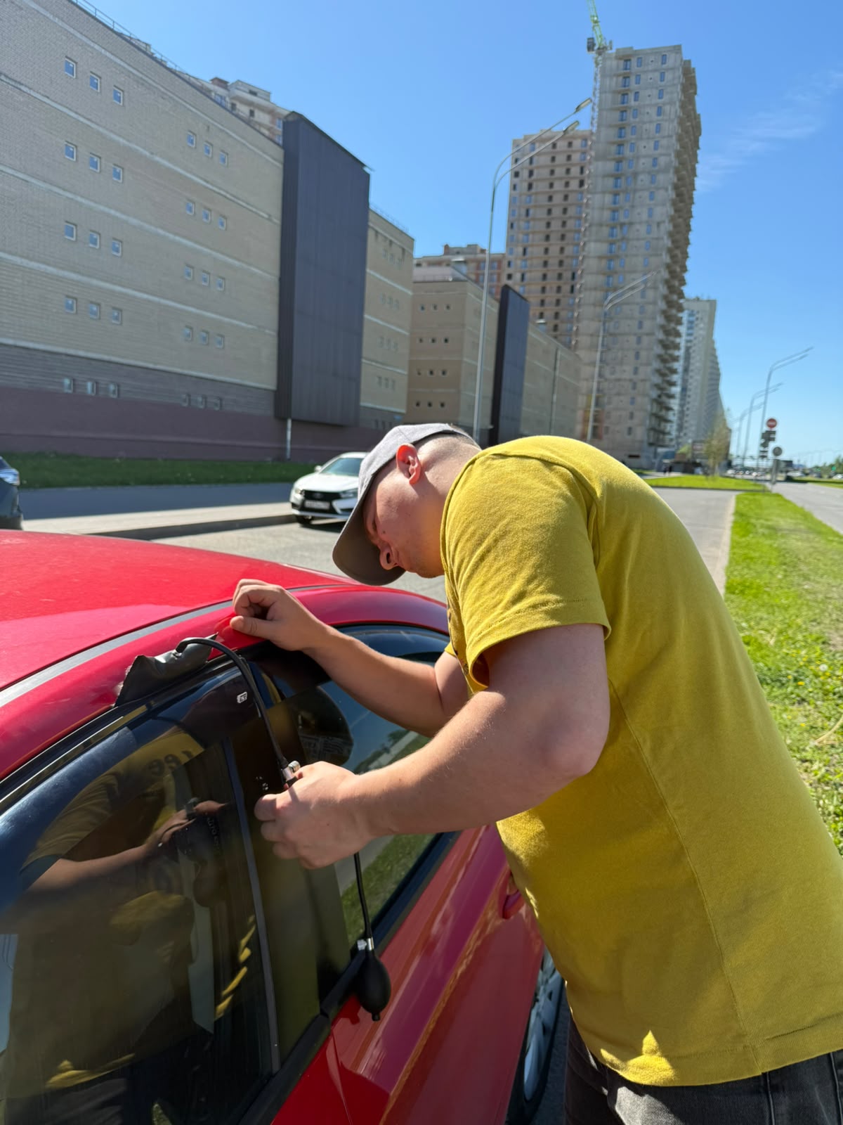 Аварийное вскрытие автомобиля мастером в Зеленогорске 